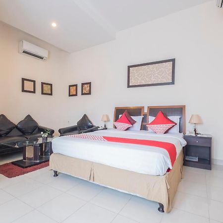 Oyo 424 Asia Hotel Makasar Zewnętrze zdjęcie