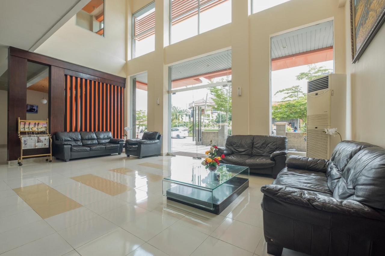 Oyo 424 Asia Hotel Makasar Zewnętrze zdjęcie