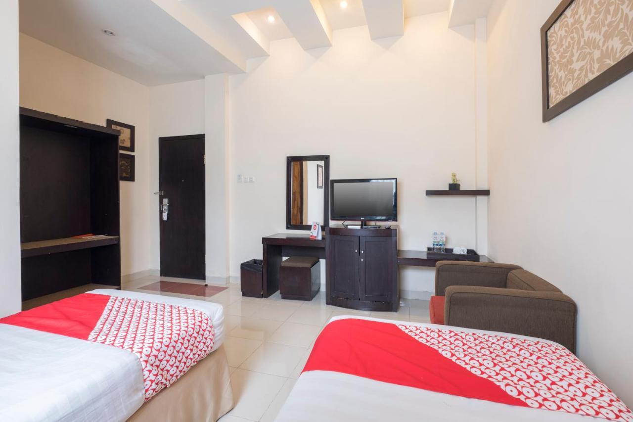 Oyo 424 Asia Hotel Makasar Zewnętrze zdjęcie