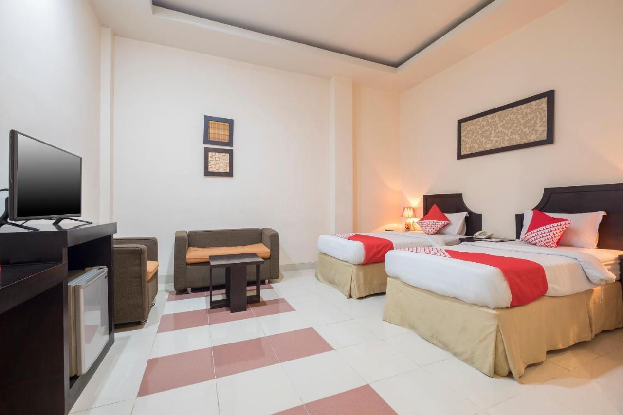 Oyo 424 Asia Hotel Makasar Zewnętrze zdjęcie
