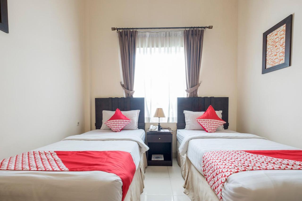 Oyo 424 Asia Hotel Makasar Zewnętrze zdjęcie