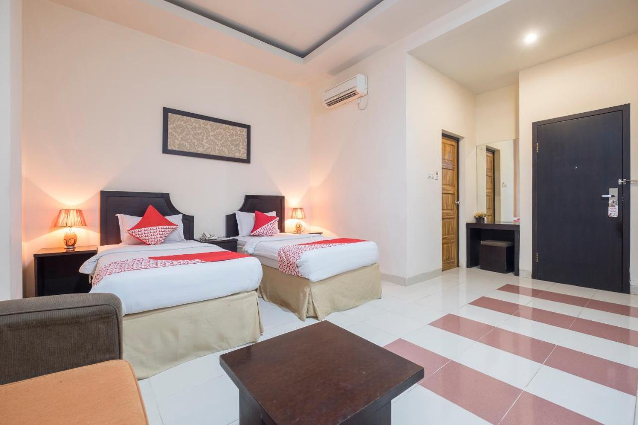 Oyo 424 Asia Hotel Makasar Zewnętrze zdjęcie