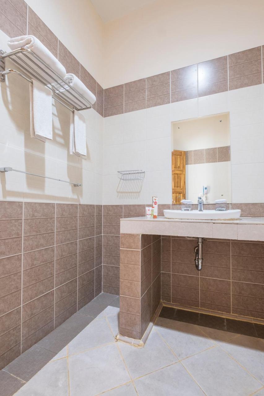 Oyo 424 Asia Hotel Makasar Zewnętrze zdjęcie