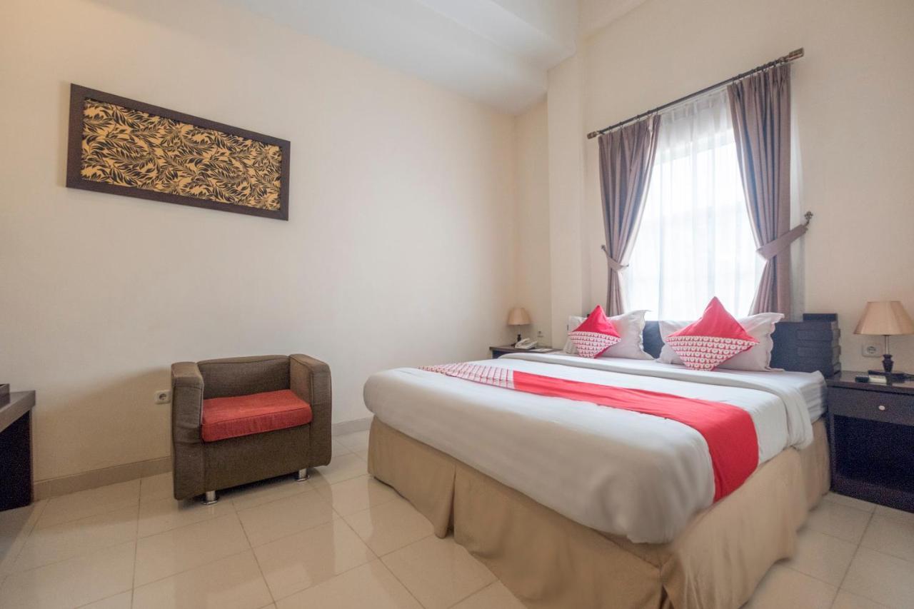 Oyo 424 Asia Hotel Makasar Zewnętrze zdjęcie