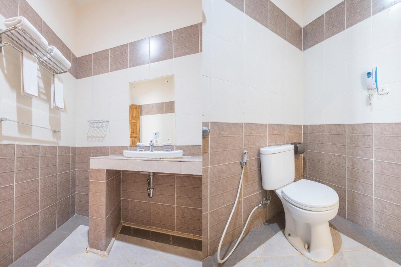 Oyo 424 Asia Hotel Makasar Zewnętrze zdjęcie